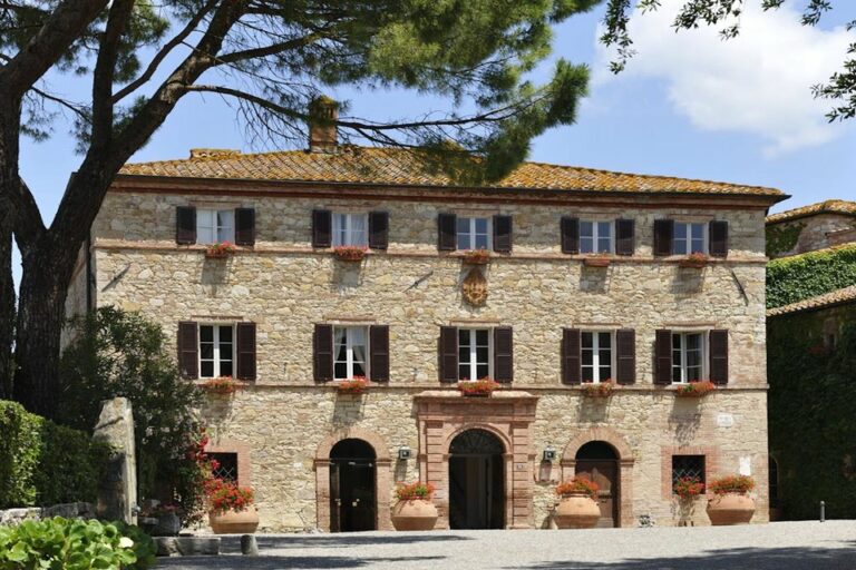 riesige Terracotta Pflanzgefäße vor italienischer Villa